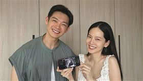 曾之喬（右）與辰亦儒分享懷孕喜訊。（圖／翻攝自曾之喬臉書）