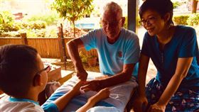 來自瑞士的神父吳若石，在台奉獻50年，將歐美反射療法（Reflexology）傳到台灣，有「足療之父」之稱。