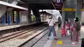 新竹臺鐵湖口車站昨天（16日）發生一起離譜事件，一名男旅客趁EMU 3000新自強號過站之際，跨越警戒線「揮手」打招呼，危險動作全被拍下，影片還被上傳臉書。鐵路警察局指出，將調閱監視器畫面釐清過程，如確認男子行為違法，可依違反《鐵路法》函送交通部鐵道局裁罰。