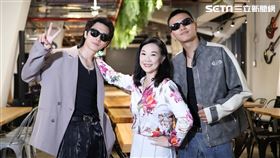 胡藝芬（中）和大兒子Carry J王辰博（左）和小兒子cMike王丞漢（右）。（圖／記者鄭孟晃攝影）