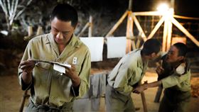 《聽海湧》吳翰林（左起）、黃冠智和朱宥丞劇中飾演三兄弟，無論戲裡戲外都度過一段難忘的時光。（圖／公視提供）