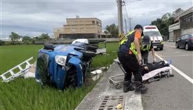 貨車追撞路邊車噴飛墜田！乘客一度命危