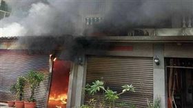 普渡燒金紙釀大火！一家4口躲屋頂避難