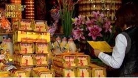 ▲地官大帝看過天金疏文奏表後，就能決定是否赦免。（示意圖／寶島神很大）