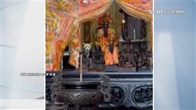 橘色小貓蹲坐神桌不動 網友戲稱:虎爺護駕