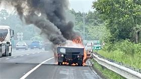 國道三號關廟段火燒車。（圖／翻攝畫面）