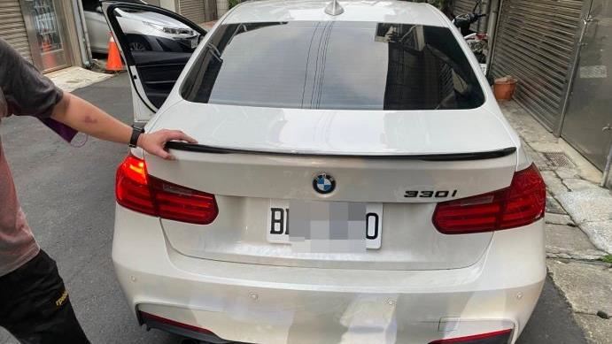 BMW猴掛假牌炸街　連被抓3次求饒：不敢了