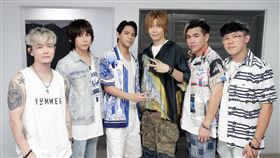 搖滾天團於台中圓滿劇場舉辦《八三夭水啦水啦2024 生日趴》左起八三夭阿電、霸天、陳零九、阿璞、小橘、劉逼。（圖／不搖就滾提供）