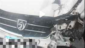 父子喝醉後「突然想練車」，自撞護欄。（圖／翻攝自微博「九派新聞」）