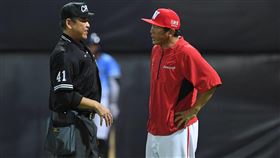 ▲葉君璋在比賽中上前了解狀況。（圖／味全龍提供）