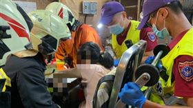 消防人員到場後，因左手受傷範圍大，經評估後連同絞肉機送醫，到院後與醫師討論及評估後，以破壞器材協助脫困。（圖／讀者提供）