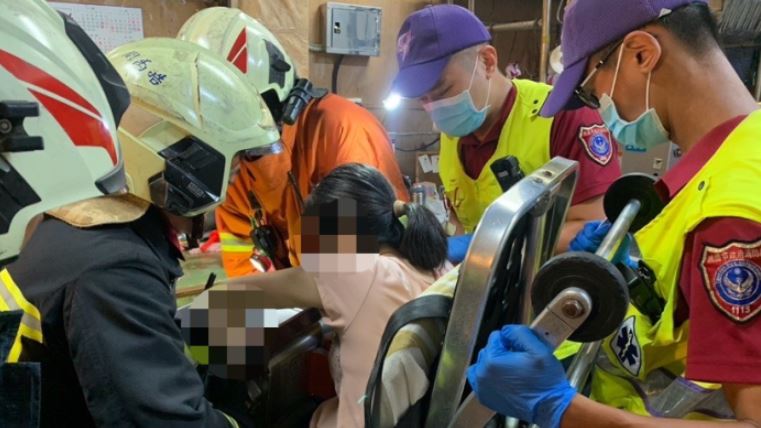 肉攤女員工左手捲進絞肉機　連人帶機送醫
