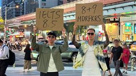 阿滴（左）與王陽明（右）突現身東區舉牌互尬。（圖／翻攝自阿滴 IG）