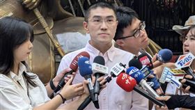 馬英九兩岸言論遭質疑  謝國樑受訪回應基隆市長謝國樑（前中）11日在基隆奠濟宮受訪，被問到前總統馬英九過往兩岸言論，被民進黨刻意「抹紅」是否覺得不公平時表示，市民深知台灣要和平，比起其他任何縣市感受都還要深刻。中央社記者王朝鈺攝  113年8月11日