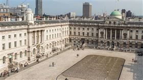 位於英國倫敦市中心的歷史文化景點「索麥塞宮」（Somerset House）。（圖／翻攝自Somerset House粉專）