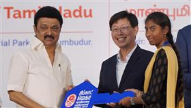 劉揚偉與印度邦長協力 交新宿舍鑰匙給女員工鴻海董事長劉揚偉（中）與坦米爾那都邦（Tamil Nadu）邦長史達林（M K Stalin）（左）共同將新宿舍的鑰匙，交給印度女性員工。（鴻海提供）中央社記者李晉緯新德里傳真113年8月18日