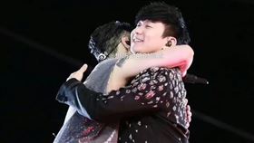 林俊傑（右）與李榮浩熱情擁抱（圖／想聽對的時間點）