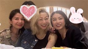 鍾楚紅（左起）幫鄭秀文慶生，女富豪甘比也出席參加。（翻攝鄭秀文IG）
