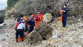 高雄秘境「柴山海灘」昨天（17日）有遊客前往看海時，在沙灘上驚見一具男屍，警消到場後，發現死者陳屍在一處停車場下方10公尺處的珊瑚礁上，經查，死者為26歲葉姓男子，葉男14日離家後，獨自騎車至柴山，墜崖原因仍待調查釐清。