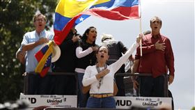 委內瑞拉反對派領袖馬查多（Maria Corina Machado，右2）率眾在卡拉卡斯街頭抗爭，高喊總統馬杜洛當選無效。（圖／美聯社／達志影像）