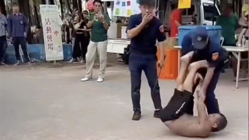 酒空男海邊對女子襲胸！見警到場失控踹人