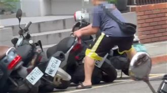 獨／台版浩克？男情緒失控　踹拉路邊機車