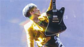 五月天吉他手怪獸在舞台上的魅力迷人。（圖／翻攝怪獸微博）

