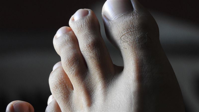 被爸嫌腳臭…男竟朝臉開槍！2孩全程目睹