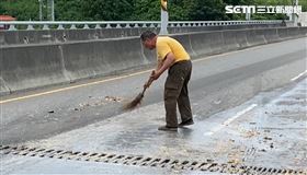 廚餘桶翻落地面　老翁「1動作」警都動容（圖／民眾提供）