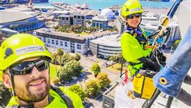 台女在加拿大當「蜘蛛人」 打工度假體驗生活握有國際工業繩索技術作業協會證照（IRATA Certificate）的孫子婷雖然嬌小，但爬高背重物的能力，並不輸大個子的西方男性。她稱打工度假收穫很大。 （孫子婷提供）中央社記者程愛芬溫哥華傳真 113年8月18日