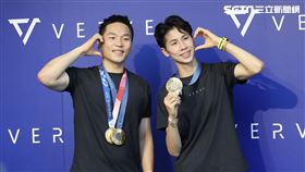 林郁婷、李洋出席運動品牌VERVE粉絲見面會活動，和粉絲同樂，VERVE也頒發兩人10萬元獎勵金。林郁婷教練曾自強也現身。（圖／記者鄭孟晃攝影）