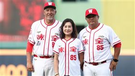 ▲已故總教練徐生明遺孀「師母」謝榮瑤。（圖／味全龍提供）