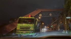 台中沙路區朝順宮牌樓遭大貨車吊臂撞倒。（圖／翻攝記者爆料網）