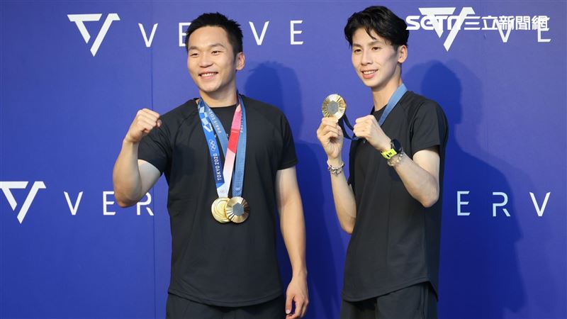 羽球雙金得主李洋傳接運動部長 林郁婷力挺:更懂選手需求 林郁婷、李洋出席運動品牌VERVE粉絲見面會活動,和粉絲同樂。(圖/記者鄭孟晃攝影)