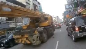 鴨霸！他開吊車「跨雙黃線」撞爆對向轎車
