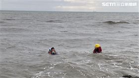 台南黃金海岸女子落水。（圖／翻攝畫面）