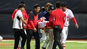 ▲味全龍劉俊緯遭156公里火球砸中，被擔架抬下場。（圖／味全龍提供）