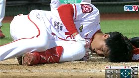 ▲味全龍劉俊緯遭156公里火球砸中。（圖／翻攝自CPBLTV）