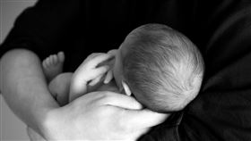 嬰兒，抱小孩，母子(圖／Pexels)