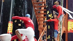 恆春雨中搶孤  隊伍搶攻順風旗屏東恆春鎮豎孤棚搶孤活動18日晚間在東門廣場舉辦，共13支隊伍參賽，但鞭炮聲響，現場就下起雨，增加登頂難度，隊員奮力藉隊友肩膀往上爬，搶攻順風旗。中央社記者李卉婷攝  113年8月18日