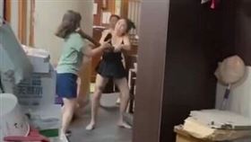 台中百年老店裡打起來 2女互毆衣服被扯掉（圖／豐原好康聯盟社團）