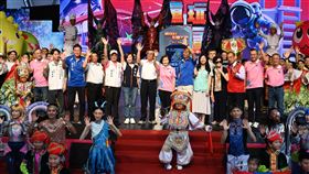 宜蘭童玩藝術節閉幕為期44天的宜蘭國際童玩藝術節「童玩的多重宇宙」18日舉行閉幕典禮，縣長林姿妙（舞台上前排右7）等人向在場民眾揮手致意，相約2025年宜蘭童玩節見。（宜蘭縣政府提供）中央社記者王朝鈺傳真  113年8月18日