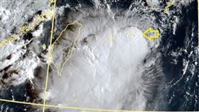 台灣旁邊長了一個颱風「雲雀」。（圖／翻攝自鄭明典臉書）