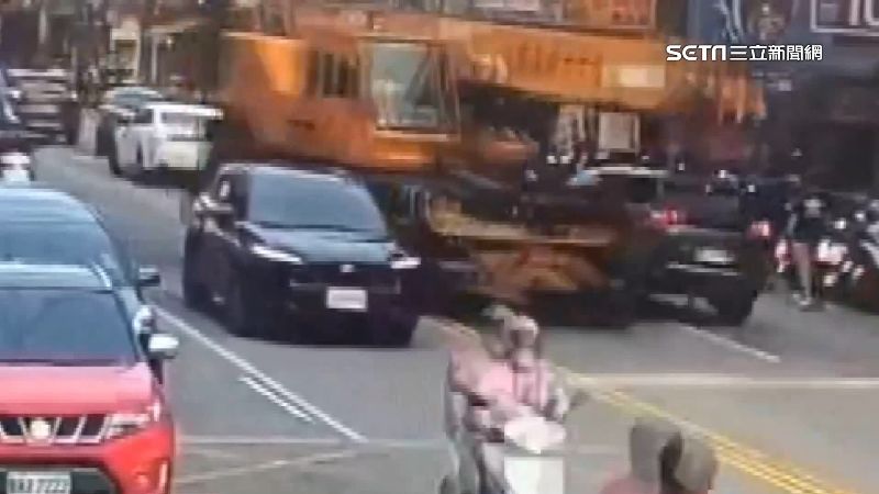 台中吊車逆向撞休旅車　車子左後門消失