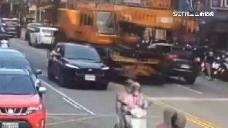 台中吊車逆向撞休旅車　車子左後門消失