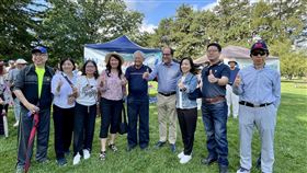 加國議員艾薩晰與多倫多市議員陳伶俐支持台灣加拿大國會議員艾薩晰（Ali Ehsassi）（右4）和台裔多倫多市議員陳伶俐（Lily Cheng）（左4），18日到場力挺多倫多僑界支持台灣參與聯合國健走活動，與駐多倫多辦事處長陳錦玲（右3）、多倫多僑教中心主任藍柏青（右2）及僑民合影。中央社記者胡玉立多倫多攝  113年8月19日