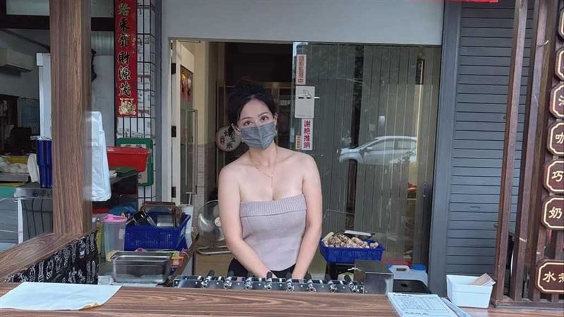 辣闆娘烤玉米爆紅 「穿著清涼」原因曝光