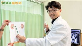 邱鴻傑主任表示，新型軟式輸尿管管徑為7.5FR較細軟鏡術中搭配可彎曲吸引導管可以大幅減少患者輸尿管損傷，手術較安全且有保障。