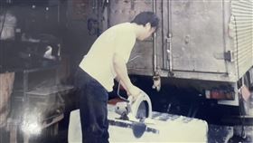 早年沒有食安概念，傳統冰塊業者都在地上就鋸大冰塊，鋸完客戶要的尺寸後，直接用機車送到店家。（林洲旭提供）