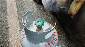 台北市大安區大安路一段今天（19日）上午9時許發生一起氣爆意外，一家港式餐廳的員工在更換瓦斯鋼瓶，不明原因發生氣爆